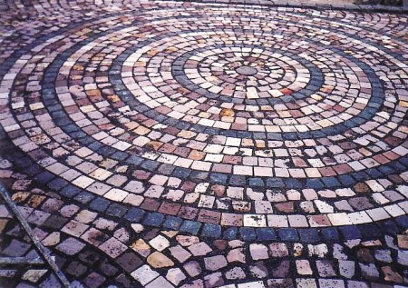 Fűrészelt gyöngyösi riolit és bazalt kiskockakő kör-körös mintában